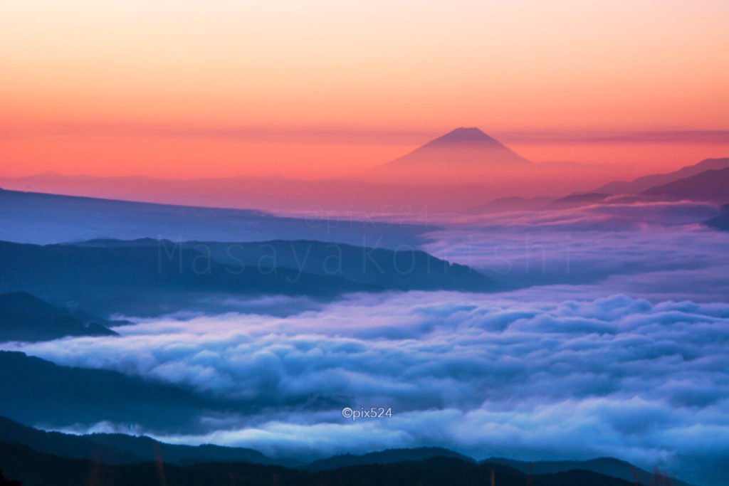  Foto zu 朝焼けに照らされる雲海と富士山 幻想的な朝の富士山シルエット 