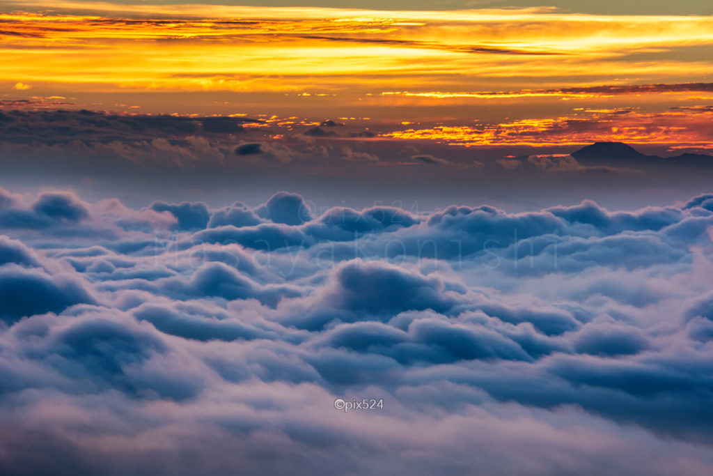 朝焼けに雲海が覆う撮影地
