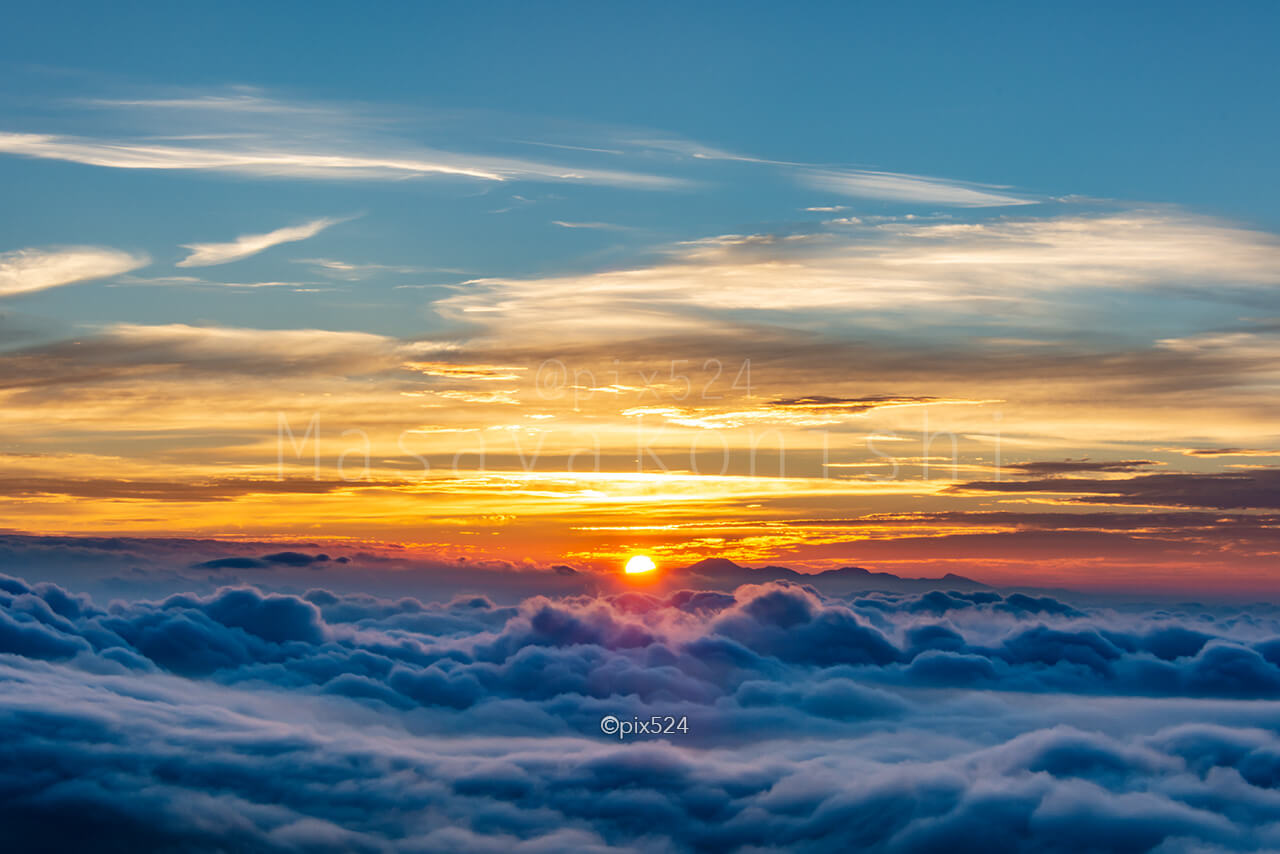 雲海から昇る朝日と朝焼け 神々しい日の出の瞬間がシャッターチャンス