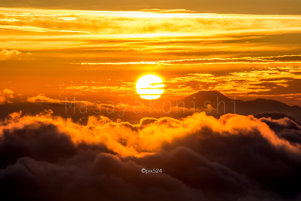 神々しい雲海からの日の出 初日の出に見たい幻想的な日の出