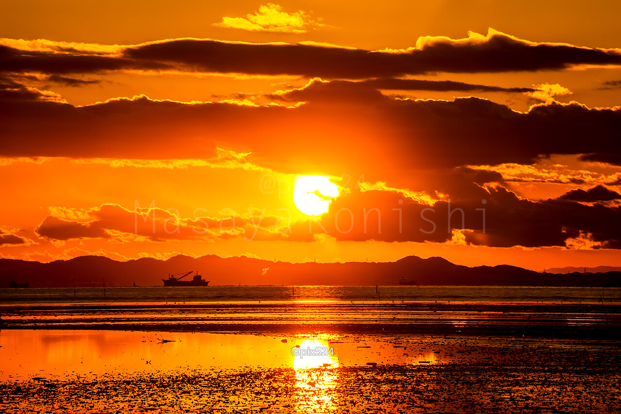 太陽の道ができる木更津の夕日 夕焼け空と海一面が染まる夕焼け